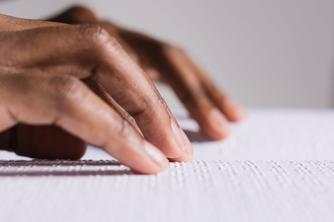finger reading braille